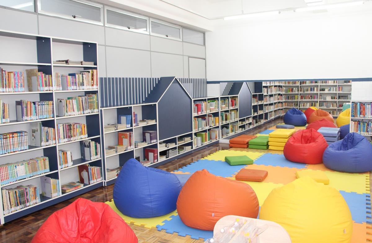 Nova biblioteca fica no andar térreo, o que facilitará o acesso dos alunos