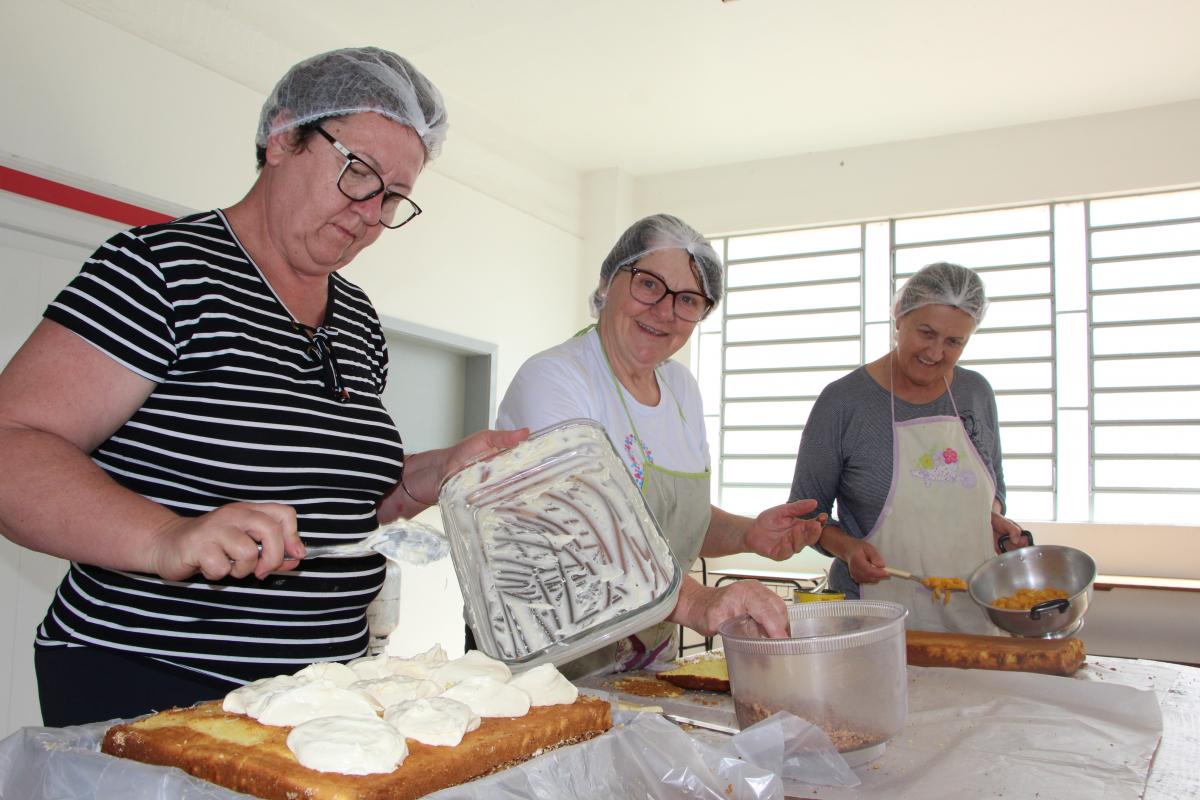 Nesta terça, Madalena, Cláudia e Rosani trabalhavam na montagem das tortas