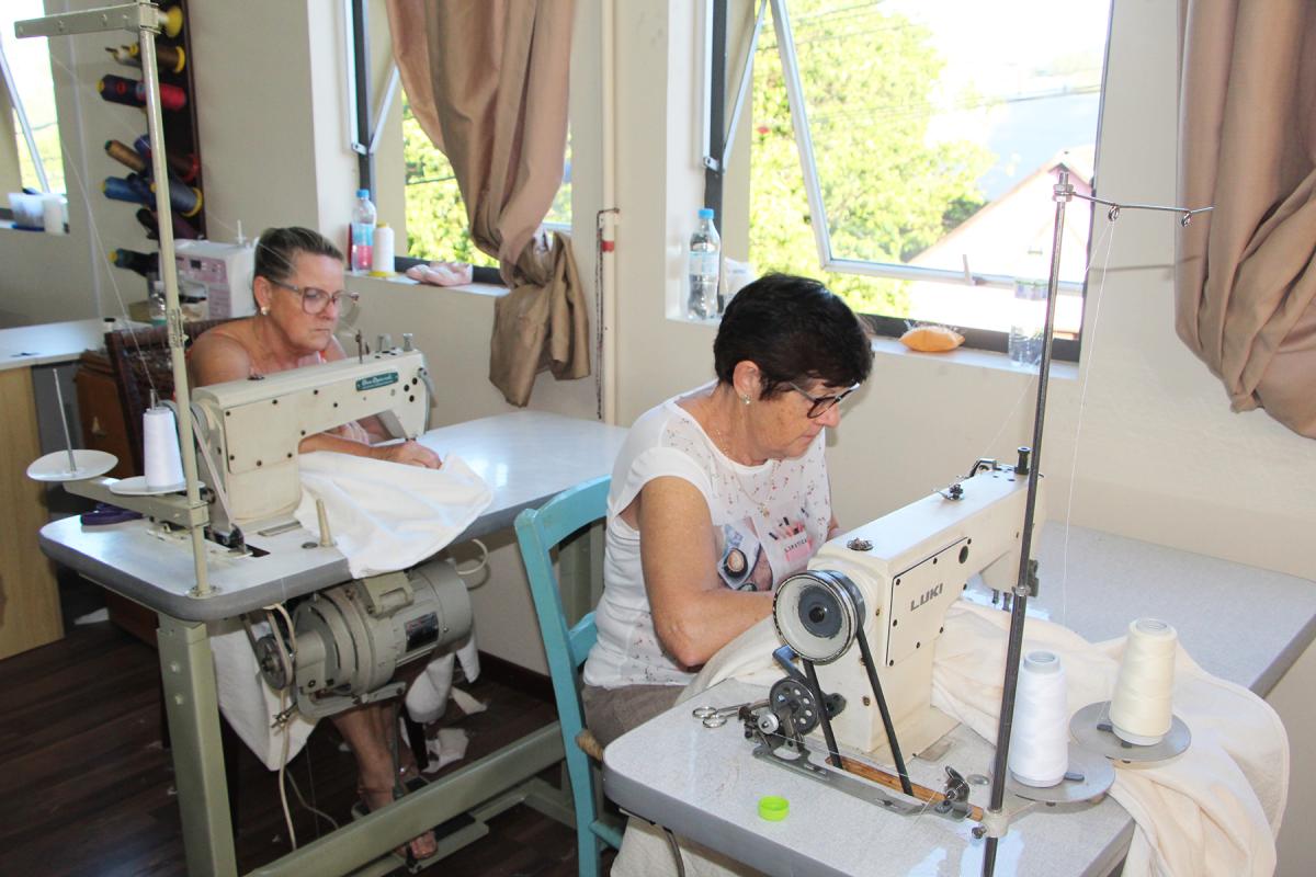 Voluntárias estão confeccionando roupas de cama desde domingo