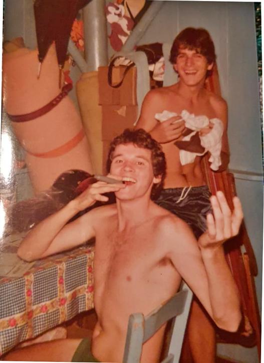 1983: Celso Schneider, então com 21 anos, preenchendo cartazes para a divulgação de uma Boate Express ao lado do amigo Adroaldo Fleck, com 17 anos na época