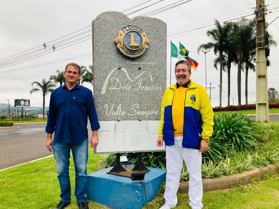 Ademir Berlitz, presidente do Lions Clube Dois Irmãos, com o Governador do Distrito LD-2 DG José Bolacel
