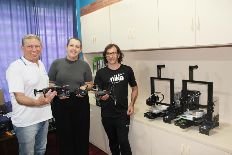 Para a realização dos cursos, foram adquiridos, com recursos do Governo do Estado, dois drones e duas impressoras 3D. Na foto, Paulo Renato, Juliana e Marcos
