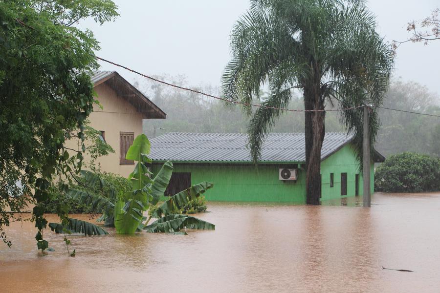 Água invadiu casas no bairro Portal da Serra