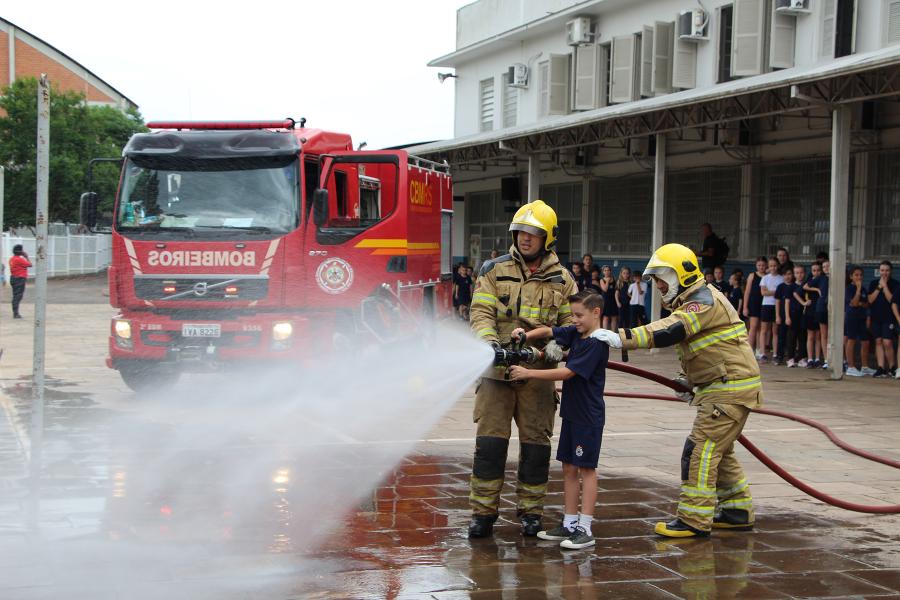 Além do treinamento, alunos ainda se divertiram em atividades orientadas pelos bombeiros militares