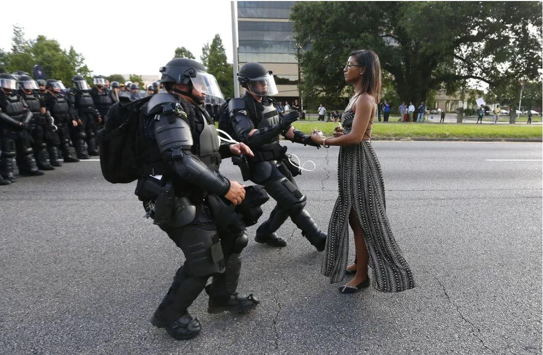 Ativista Ieshia Evans confronta policiais na Flórida em protesto contra abordagens no local 
