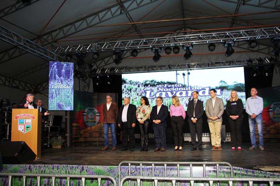 Autoridades durante a cerimônia oficial de abertura da 5ª Festa Nacional da Lavanda