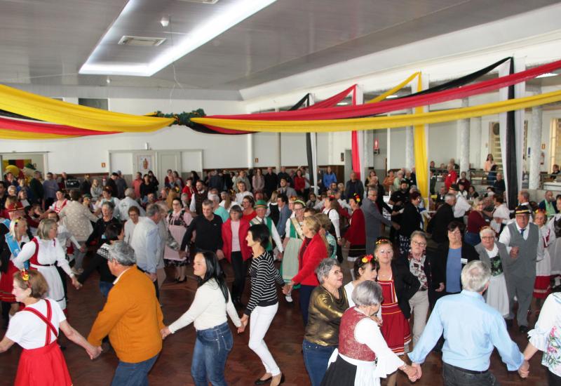 Tradicional polonaise marcou o início do Baile de Kerb