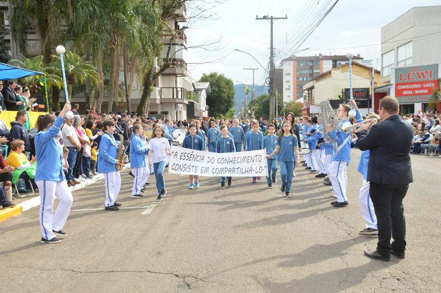 Banda Marcial da escola Carlos Rausch fez sua estreia durante no desfile cívico