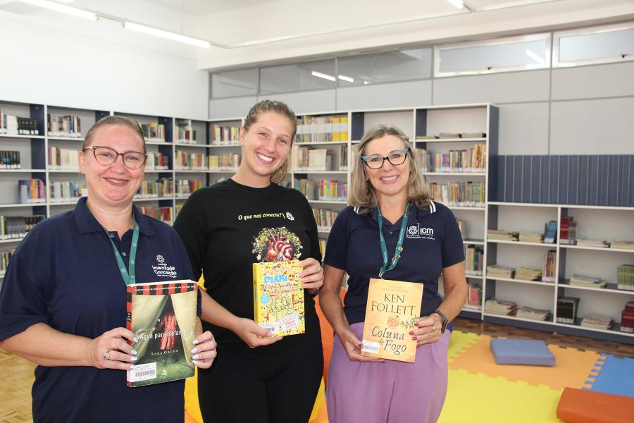 Bibliotecária Andrea Calini, auxiliar de biblioteca Ana Cláudia Kuhn e a diretora Shirley mostram, orgulhosas, a nova biblioteca
