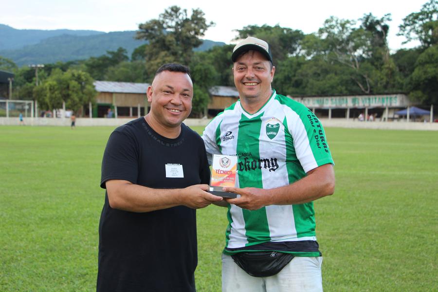 Bolacha entregou troféu de Melhor Técnico para Odair, do Gaúcho