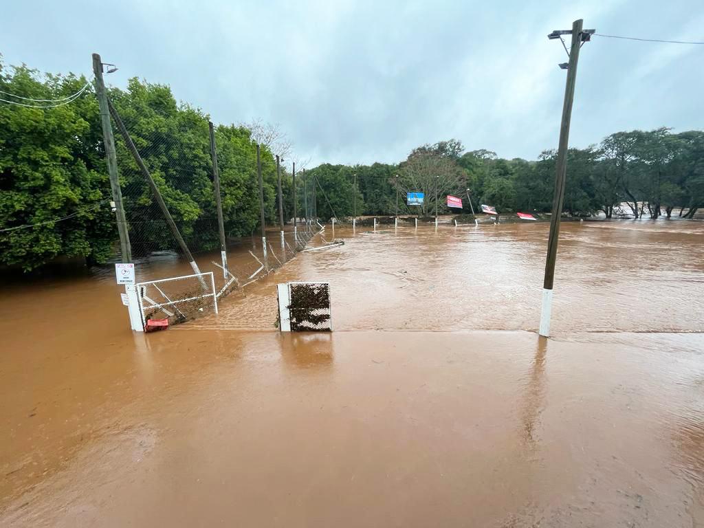 Campo ficou submerso (Foto: Divulgação)
