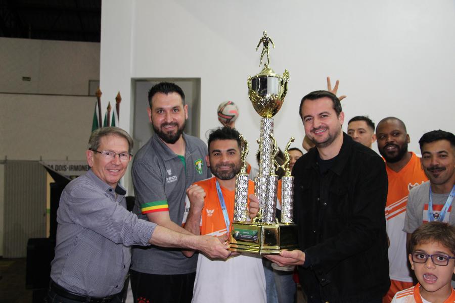 Capitão Júnior recebeu de Juarez, Robson e Jerri o troféu de campeão em nome do Sempre Amigos