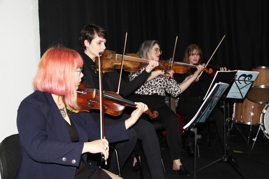 Caxias Ensemble Orchestra é a orquestra institucional da escola