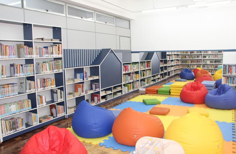 Nova biblioteca fica no andar térreo, o que facilitará o acesso dos alunos