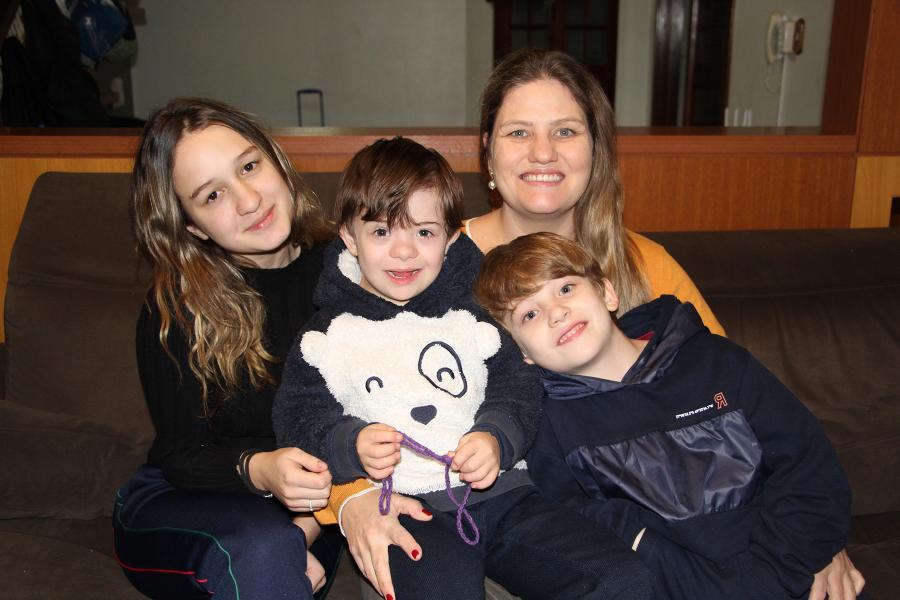 Daniela com os filhos Marina, Benício e Eduardo