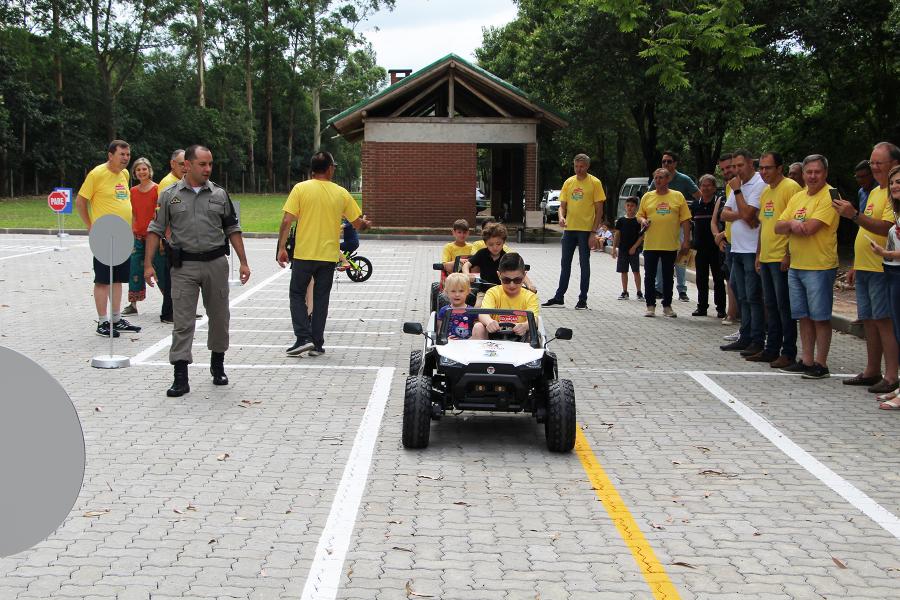 Diante do olhar atendo do Sargento Neves, da Brigada Militar, criançada inaugurou a Escola de Trânsito