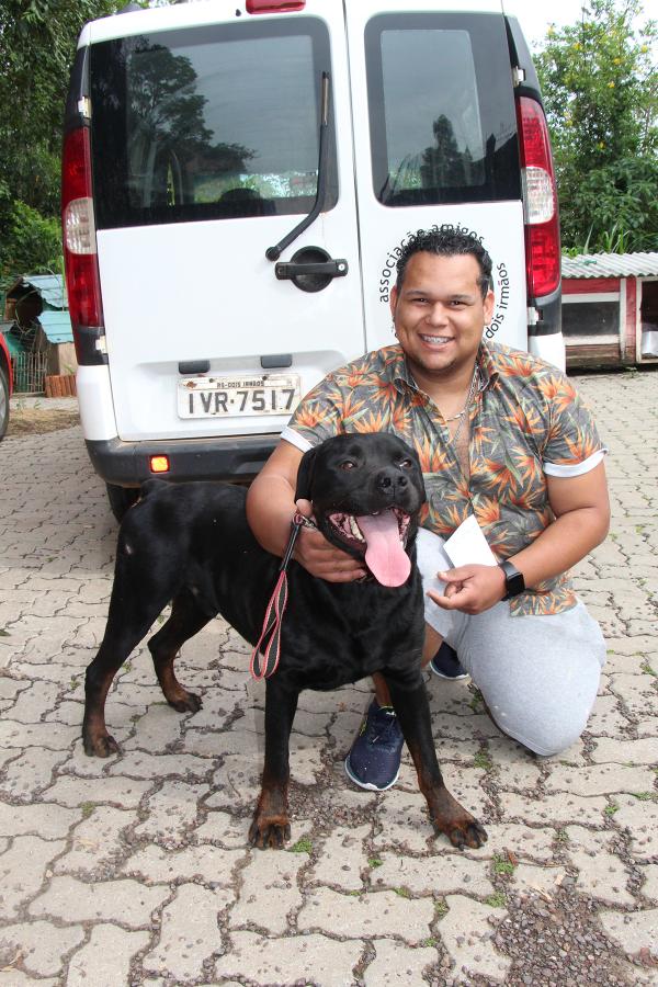 Dionatan de Melo adotou um Pitbull que foi recolhido das ruas pela entidade