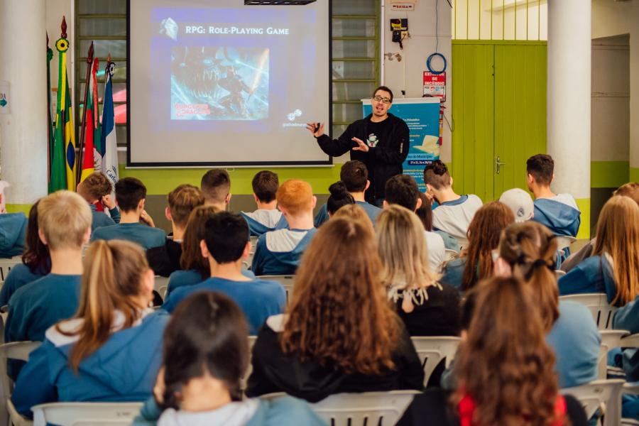 Escritor Athos Beuren conversa com alunos na escola Carlos Rausch