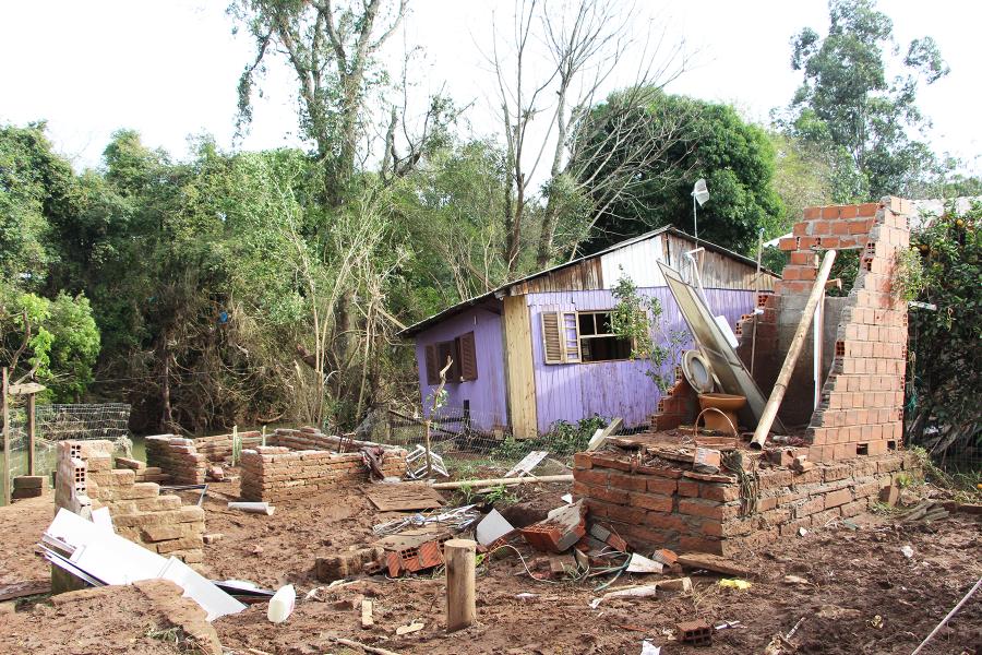 Famílias estão buscando ajuda para reconstruir suas casas