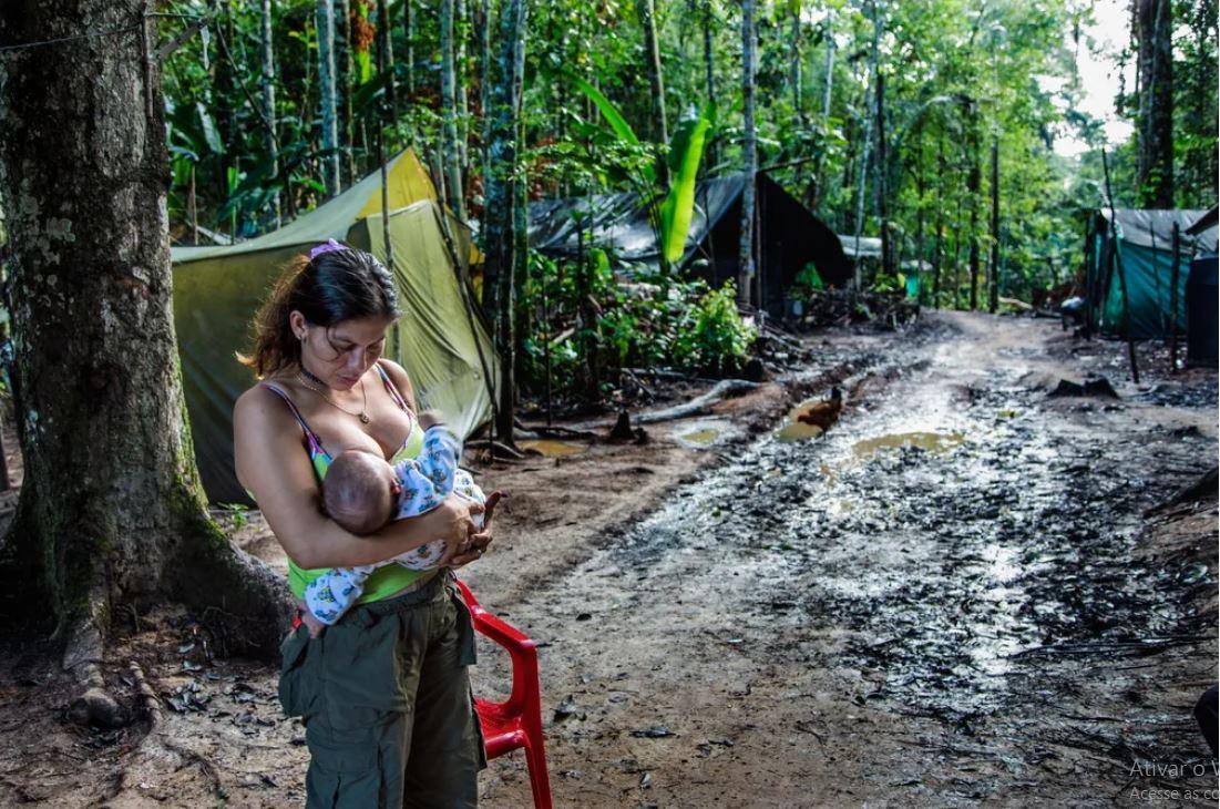 Guerrilheira das Forças Armadas Revolucionárias da Colômbia (Farc) amamenta bebê em ocupação