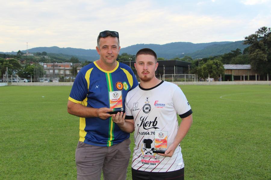 Laércio entregou troféu de Craque do Campeonato para Ivo, do Balança Rede. Jogador também foi o artilheiro da competição, com 6 gols