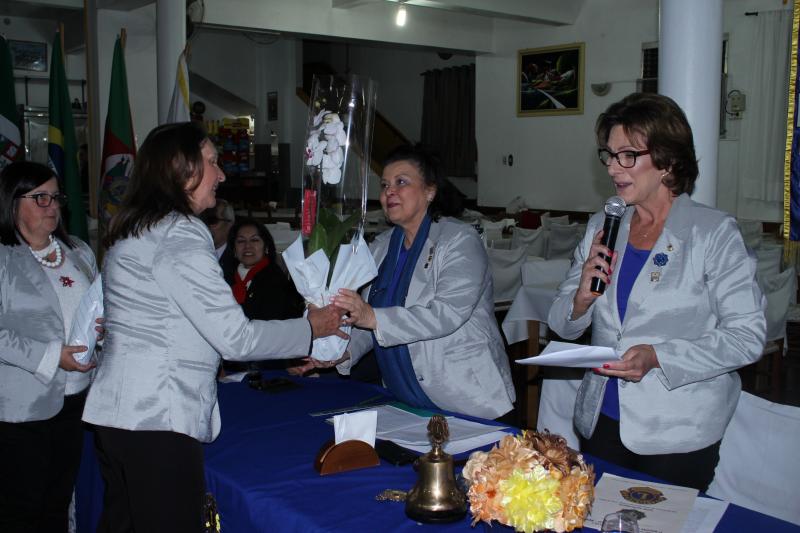 Presidente Leila recebeu flores na posse