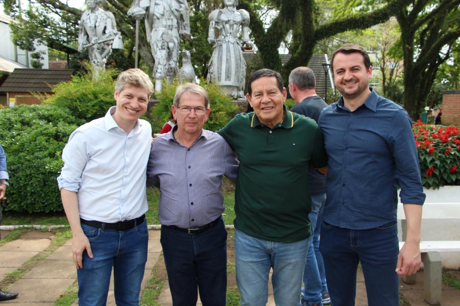 Marcel, vice-prefeito Juarez Stein, general Mourão e prefeito Jerri Meneghetti