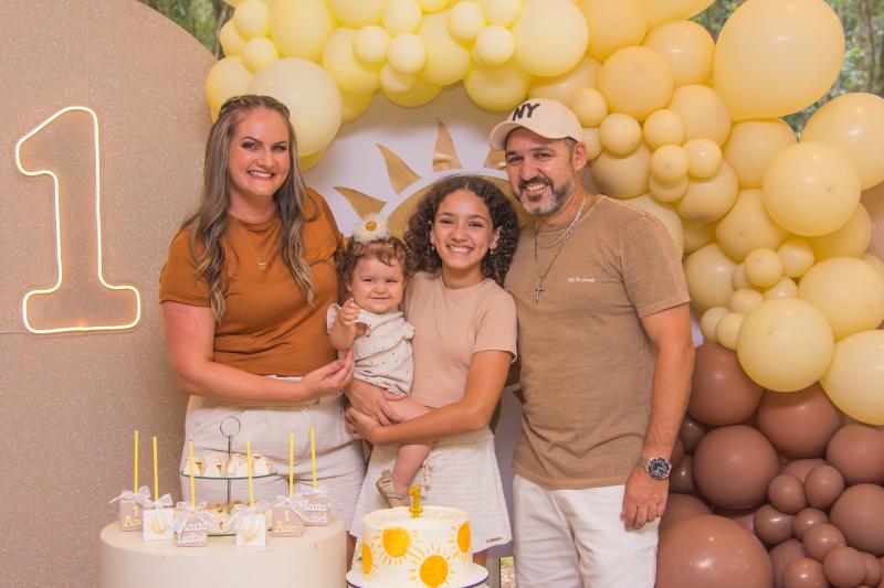 Maria Isabel Staudt dos Santos celebrou seu primeiro aniversário no dia 11 de fevereiro, com os pais Ana Paula e Roberto e a irmã Marina (Foto: Leonardo Boufleur)