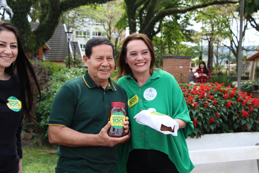 Marislane Dapper presentou Mourão com produtos coloniais produzidos na cidade