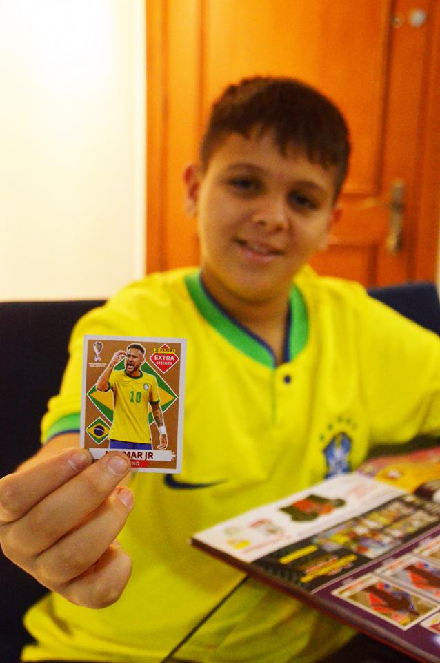 Menino encontrou figurinha ouro do Neymar no primeiro dia