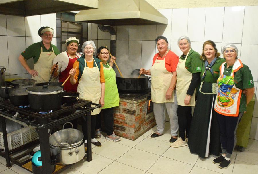 Na ACT Os Taura, mulheres lideram a cozinha. Nesta sexta, estavam previstos mais de 200 almoços