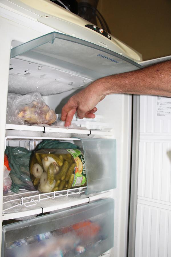 Na casa de Patrícia, família está tentando manter carnes e demais produtos no freezer