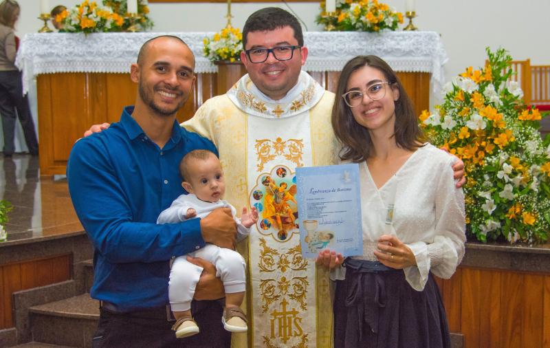 Nadine Steffen Eich e Jonas Daniel Ferreira dos Santos com o segundo filho Manoel, que foi batizado no dia 8 de abril na Igreja Matriz São Miguel (Foto: Leonardo Boufleur Fotografias)