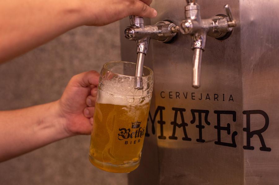 Nove estilos de cerveja estão disponíveis das torneiras do Mater Brewpub