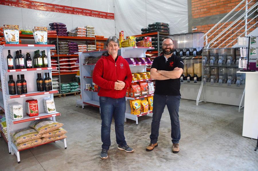 Proprietários Márcio e Leonardo convidam clientes e amigos para a inauguração da agropecuária 