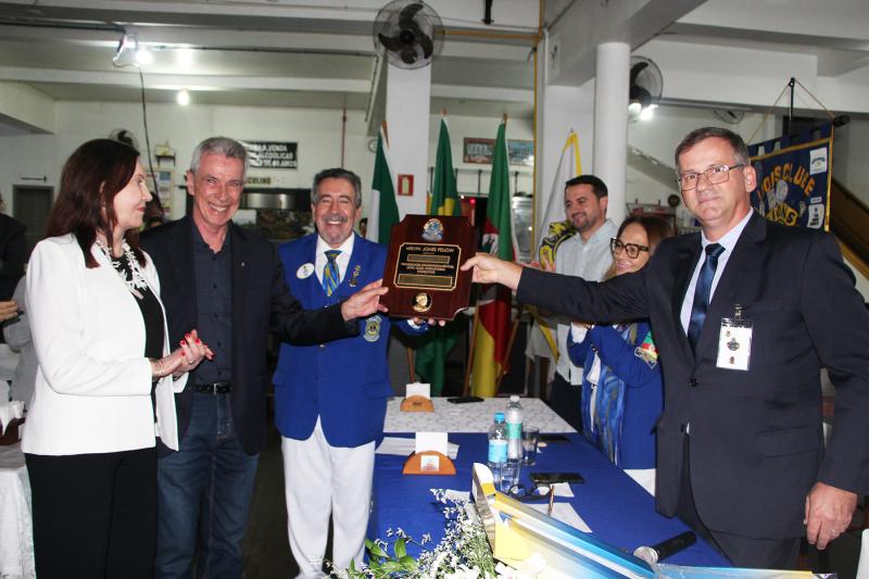 Ricardo recebeu o prêmio Melvin Jones das mãos do presidente do Lions Clube Dois Irmãos Portal da Serra, Aírton Berlitz