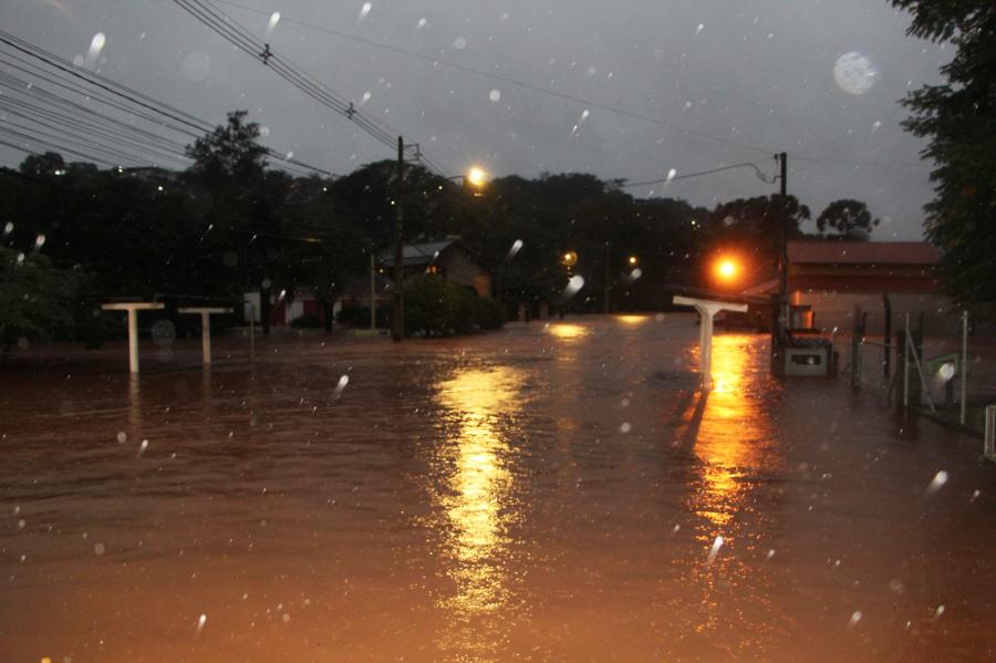 Rua em frente a Unidade Beira Rio totalmente submersa