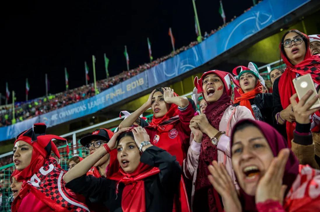 Torcedoras proibidas de entrar em estádios de futebol no Irã se disfarçam de homens para assistir a partida do Persepolis Football Club 