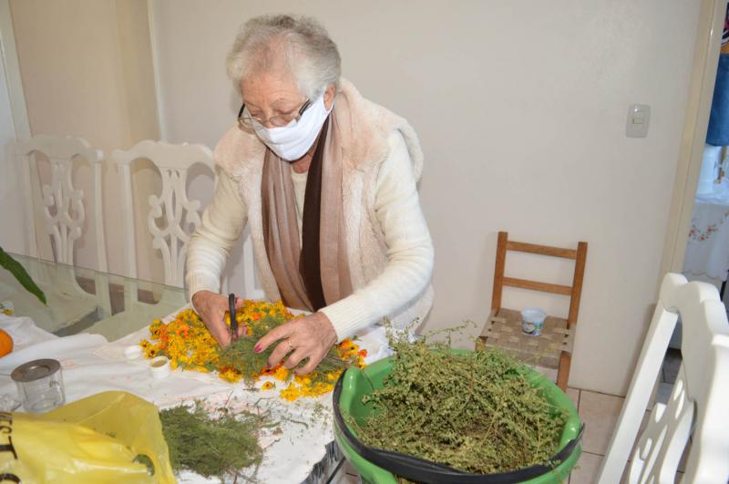 Após o cultivo e a colheita, Edi prepara os saquinhos com chás, que são etiquetados e distribuídos à comunidade. Nas etiquetas, há explicações sobre a planta e para o que ela contribui