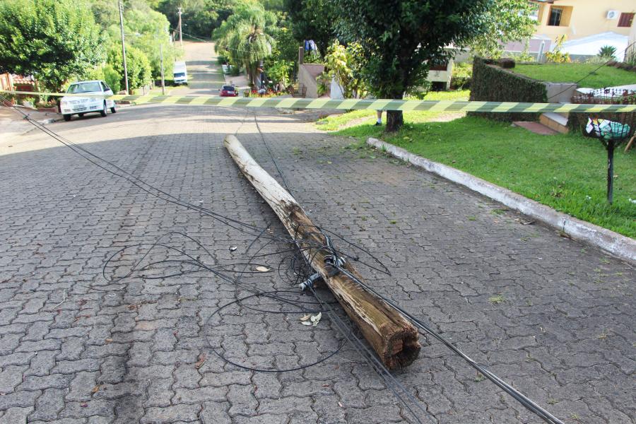 Três postes, com cabos de internet e telefone, caíram na rua Tiradentes, no bairro Navegantes