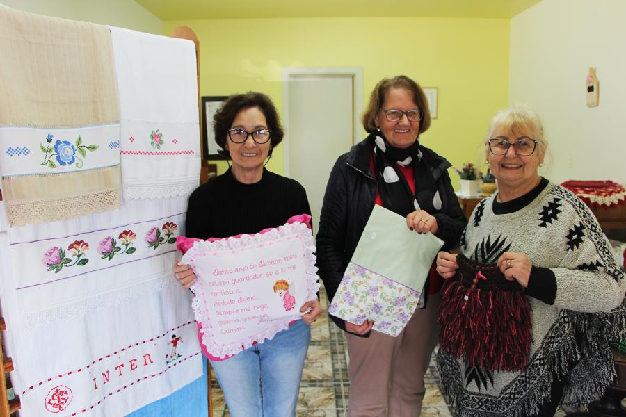 Voluntárias Eloir Fiorentini, Maria Prass e Maria Dolores Wendling ajudam na Loja de Artesanato