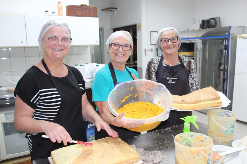 As irmãs Rosete, Rose e Rosália ajudaram na montagem das tortas nesta quinta-feira