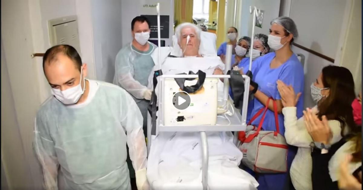 Imagem do vídeo divulgado pelo Hospital Unimed, com Nativo sendo muito aplaudido pela equipe de profissionais