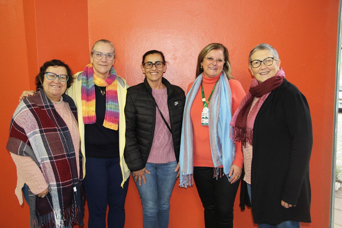 Simone, Karin, Regina, Denise e Madalena estão organizando a 18ª edição do Encontro de Professores Pioneiros 