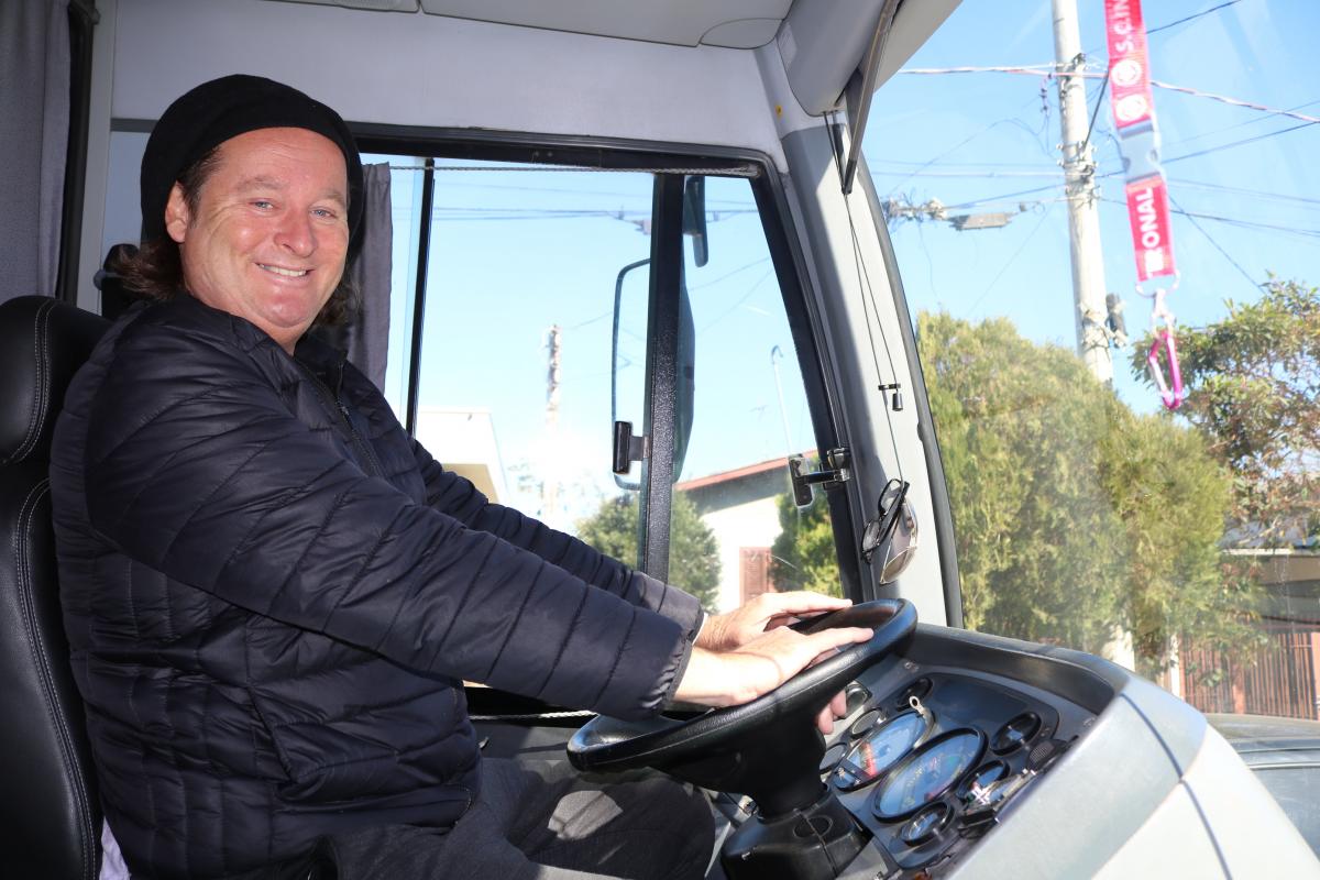 Ele trabalha com transporte coletivo e escolar Ele trabalha com transporte coletivo e escolar