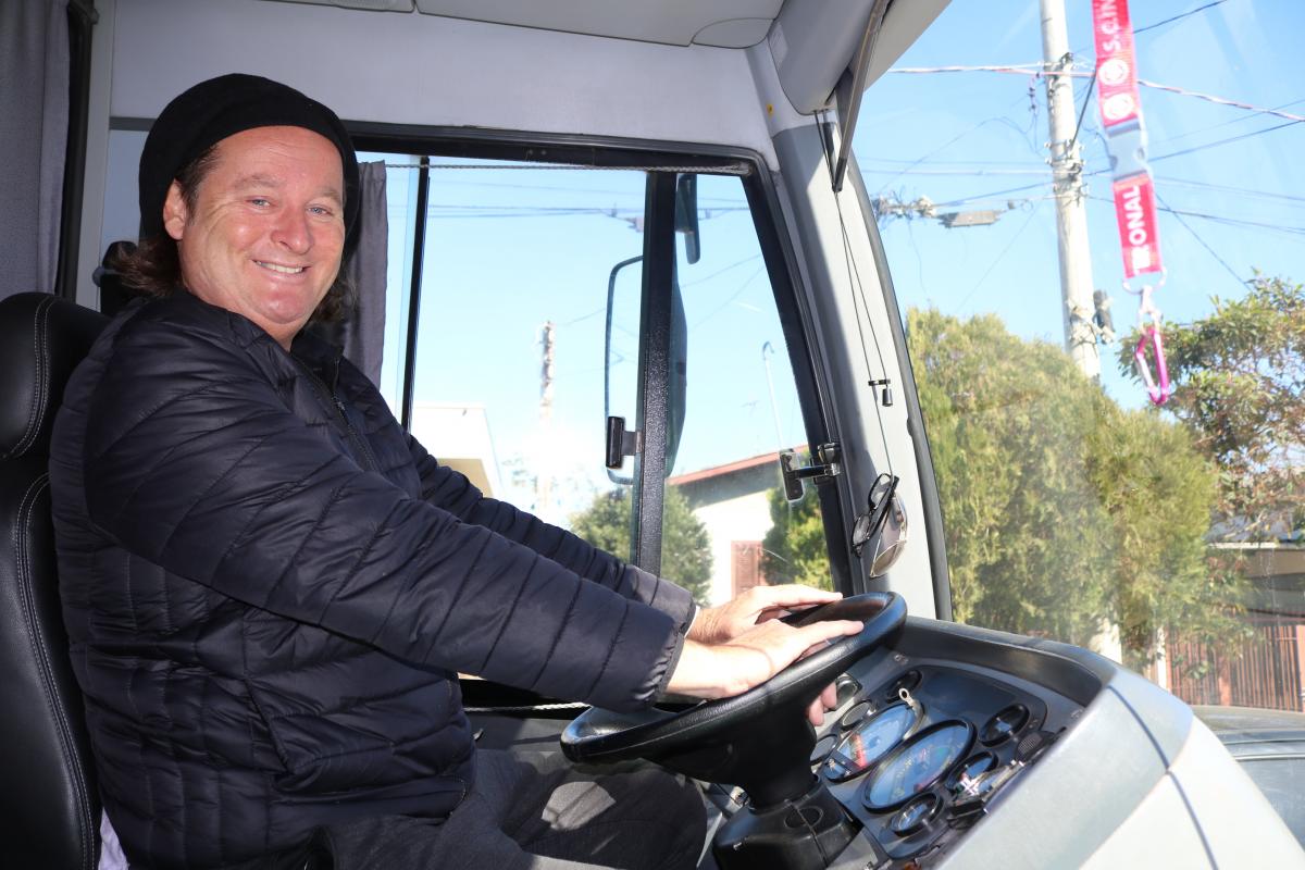 Ele trabalha com transporte coletivo e escolar