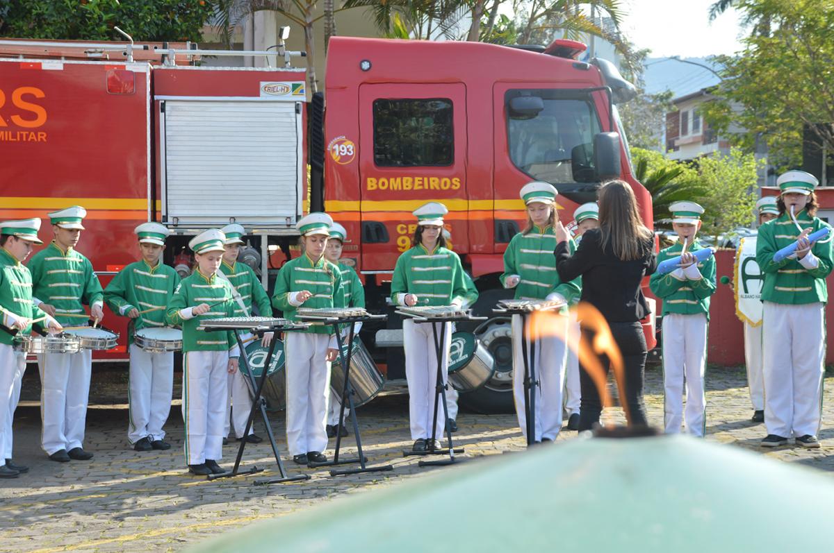 Banda Marcial da escola Albano Hansen, do Travessão, fez bela apresentação