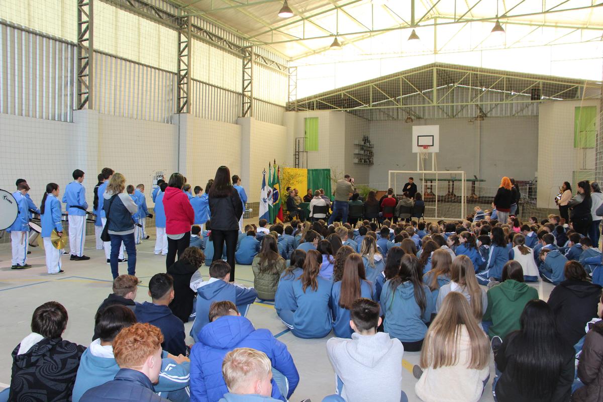 Abertura da Semana da Pátria ocorreu na escola Carlos Rausch
