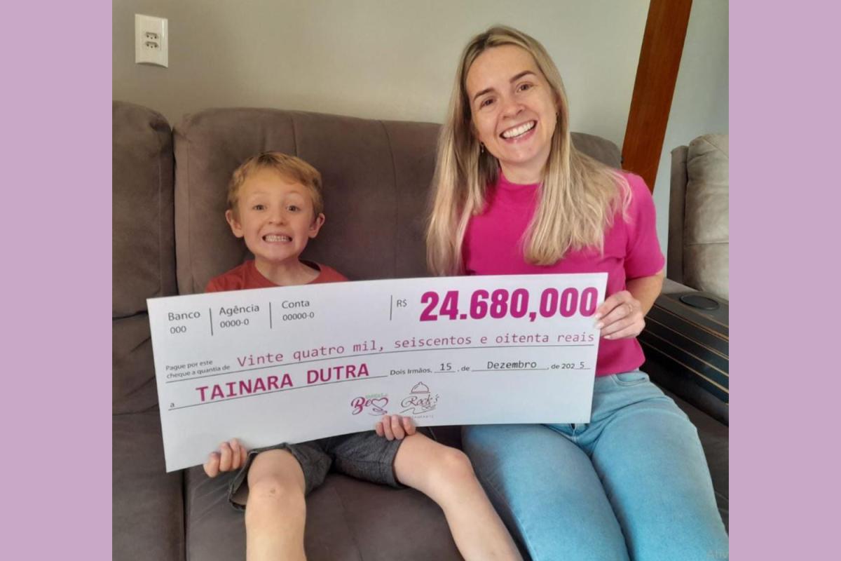 Vinícius fez a entrega para Daiane, mãe da Tainara (Fotos: Divulgação)