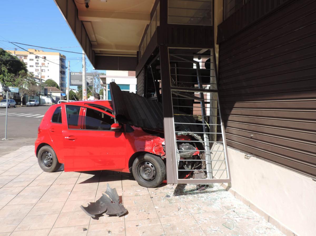 Volkswagen Fox atingiu a fachada de uma loja